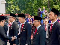 Jokowi Kasih Tanda Kehormatan Ini ke Bos INET dan APJII