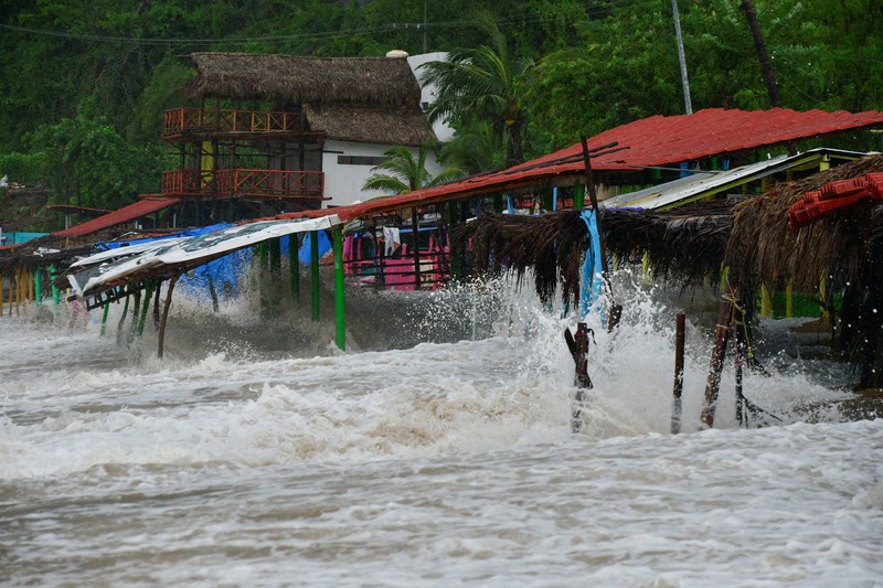 Ombak menerjang restoran-restoran di pantai saat Badai Tropis John bersiap menjadi badai lagi, menerjang kembali masyarakat di sepanjang pantai Pasifik, di Acapulco, Meksiko, 25 September 2024. Ombak menerjang restoran-restoran di pantai saat Badai Tropis John bersiap menjadi badai lagi, menerjang kembali masyarakat di sepanjang pantai Pasifik, di Acapulco, Meksiko, 25 September 2024. (REUTERS/Javier Verdin)