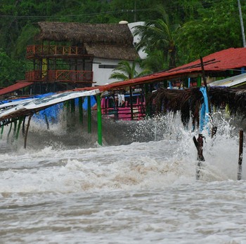 Potret Badai 'Zombie' Hantam Pantai Meksiko bak Ombak Tsunami
