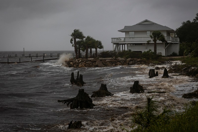 Ombak menghantam tanggul rumah saat Badai Helene menguat sebelum diperkirakan menghantam daratan di Big Bend, Florida, di Eastpoint, Florida, AS, 26 September 2024. Ombak menghantam tanggul rumah saat Badai Helene menguat sebelum diperkirakan menghantam daratan di Big Bend, Florida, di Eastpoint, Florida, AS, 26 September 2024. (REUTERS/Marco Bello)