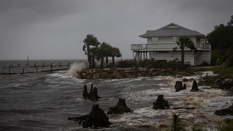 Ombak menghantam tanggul rumah saat Badai Helene menguat sebelum diperkirakan menghantam daratan di Big Bend, Florida, di Eastpoint, Florida, AS, 26 September 2024. (REUTERS/Marco Bello)