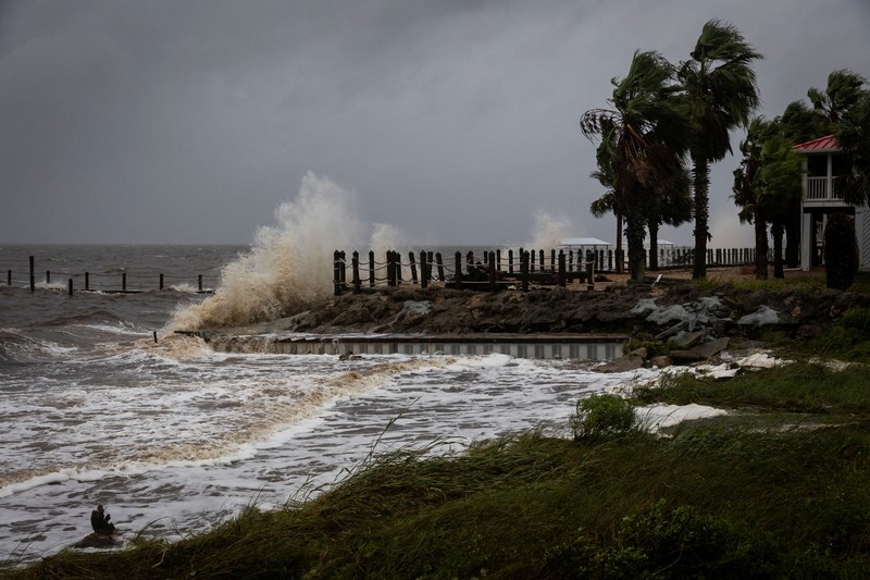Ombak menghantam tanggul rumah saat Badai Helene menguat sebelum diperkirakan menghantam daratan di Big Bend, Florida, di Eastpoint, Florida, AS, 26 September 2024. (REUTERS/Marco Bello)
