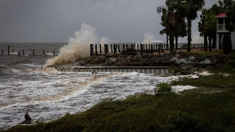 Ombak menghantam tanggul rumah saat Badai Helene menguat sebelum diperkirakan menghantam daratan di Big Bend, Florida, di Eastpoint, Florida, AS, 26 September 2024. (REUTERS/Marco Bello)