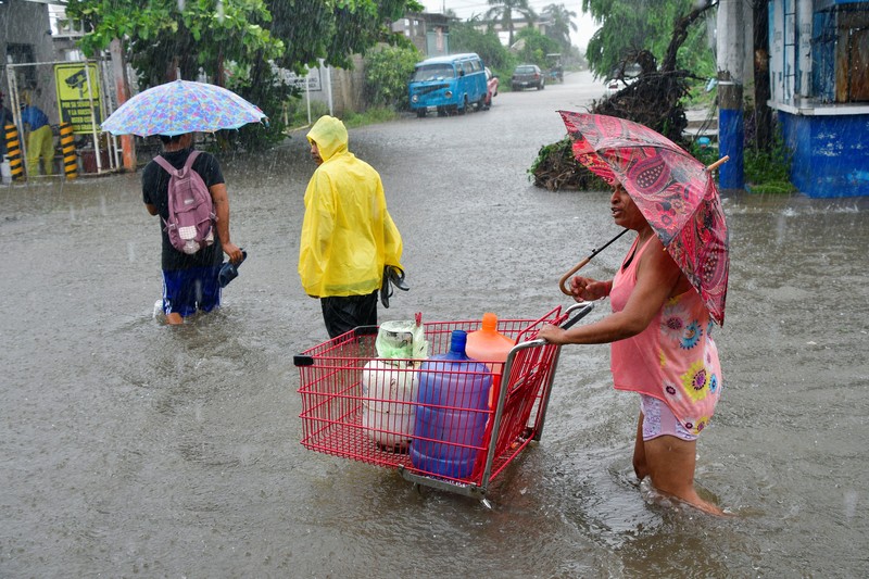 Ombak menerjang restoran-restoran di pantai saat Badai Tropis John bersiap menjadi badai lagi, menerjang kembali masyarakat di sepanjang pantai Pasifik, di Acapulco, Meksiko, 25 September 2024. (REUTERS/Javier Verdin)