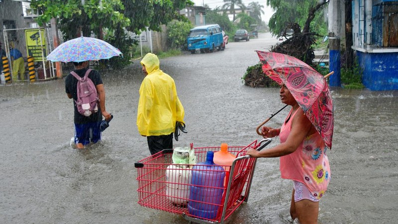 Ombak menerjang restoran-restoran di pantai saat Badai Tropis John bersiap menjadi badai lagi, menerjang kembali masyarakat di sepanjang pantai Pasifik, di Acapulco, Meksiko, 25 September 2024. (REUTERS/Javier Verdin)