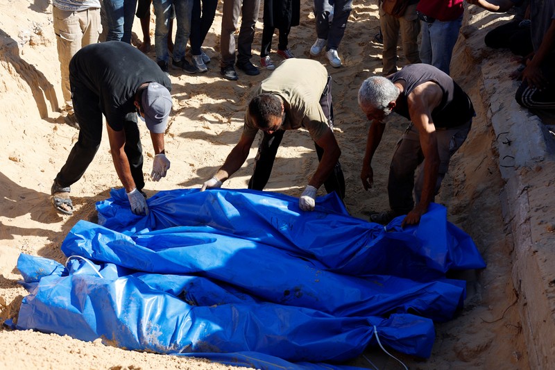 Pasukan militer Israel mengirim sebuah truk kontainer berisi 88 mayat yang sudah membusuk ke Rumah Sakit di Jalur Gaza, Palestina. (AP/Abdel Kareem Hana)