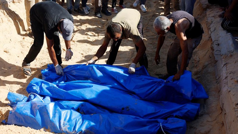 Pasukan militer Israel mengirim sebuah truk kontainer berisi 88 mayat yang sudah membusuk ke Rumah Sakit di Jalur Gaza, Palestina. (AP/Abdel Kareem Hana)