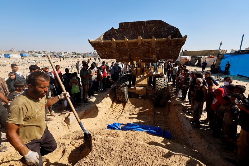 Pasukan militer Israel mengirim sebuah truk kontainer berisi 88 mayat yang sudah membusuk ke Rumah Sakit di Jalur Gaza, Palestina. (AP/Abdel Kareem Hana) Pasukan militer Israel mengirim sebuah truk kontainer berisi 88 mayat yang sudah membusuk ke Rumah Sakit di Jalur Gaza, Palestina. (AP/Abdel Kareem Hana)