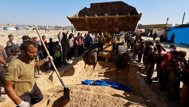 Pasukan militer Israel mengirim sebuah truk kontainer berisi 88 mayat yang sudah membusuk ke Rumah Sakit di Jalur Gaza, Palestina. (AP/Abdel Kareem Hana)