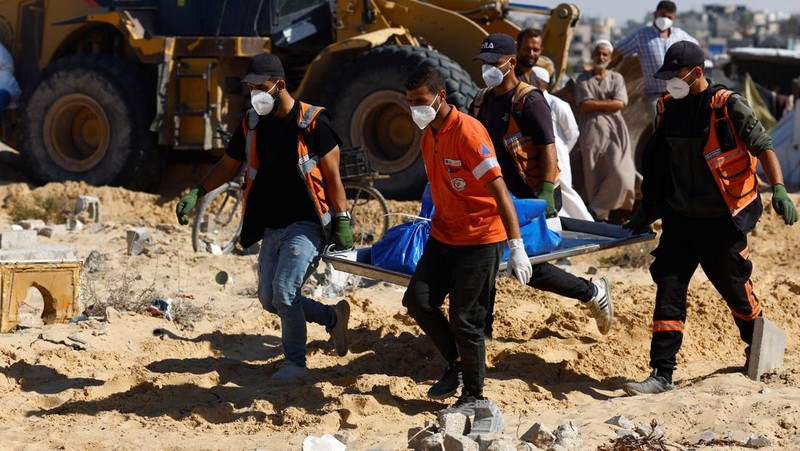 Pasukan militer Israel mengirim sebuah truk kontainer berisi 88 mayat yang sudah membusuk ke Rumah Sakit di Jalur Gaza, Palestina. (AP/Abdel Kareem Hana)