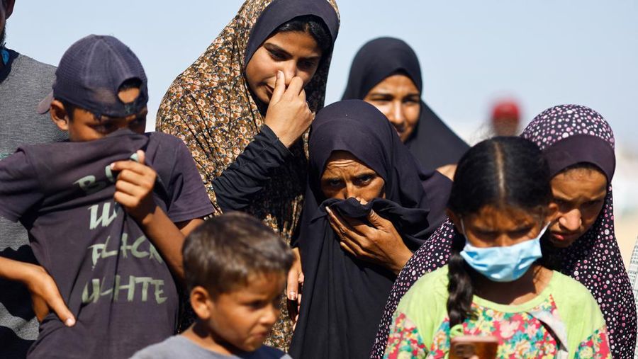 Pasukan militer Israel mengirim sebuah truk kontainer berisi 88 mayat yang sudah membusuk ke Rumah Sakit di Jalur Gaza, Palestina. (AP/Abdel Kareem Hana)