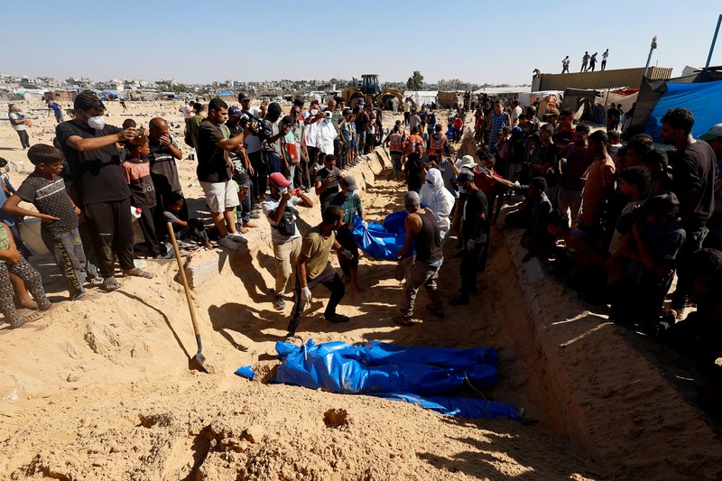 Pasukan militer Israel mengirim sebuah truk kontainer berisi 88 mayat yang sudah membusuk ke Rumah Sakit di Jalur Gaza, Palestina. (AP/Abdel Kareem Hana)