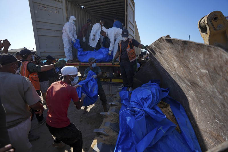 Pasukan militer Israel mengirim sebuah truk kontainer berisi 88 mayat yang sudah membusuk ke Rumah Sakit di Jalur Gaza, Palestina. (AP/Abdel Kareem Hana) Pasukan militer Israel mengirim sebuah truk kontainer berisi 88 mayat yang sudah membusuk ke Rumah Sakit di Jalur Gaza, Palestina. (AP/Abdel Kareem Hana)