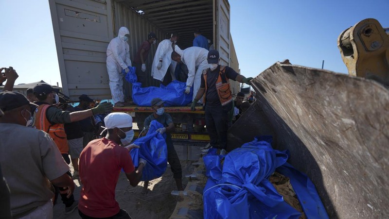 Pasukan militer Israel mengirim sebuah truk kontainer berisi 88 mayat yang sudah membusuk ke Rumah Sakit di Jalur Gaza, Palestina. (AP/Abdel Kareem Hana)