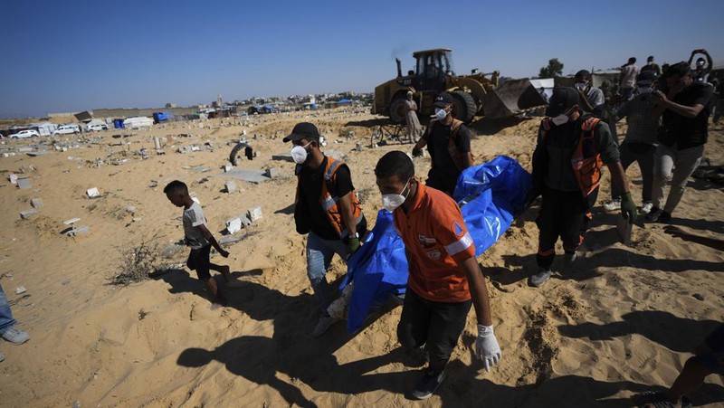 Pasukan militer Israel mengirim sebuah truk kontainer berisi 88 mayat yang sudah membusuk ke Rumah Sakit di Jalur Gaza, Palestina. (AP/Abdel Kareem Hana)