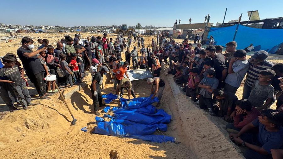 Pasukan militer Israel mengirim sebuah truk kontainer berisi 88 mayat yang sudah membusuk ke Rumah Sakit di Jalur Gaza, Palestina. (REUTERS/Mohammed Salem)