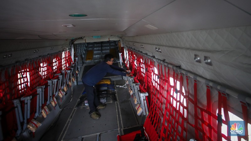 Pesawat NC 212i milik TNI AU yang telah selesai di produksi berada di Hanggar PT Dirgantara Indonesia (PT DI) di Bandung, Jawa Barat, Jumat (27/9/2024). CNBC Indonesia/Faisal Rahman)