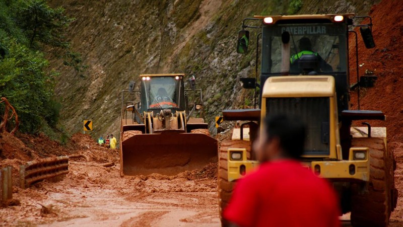 Ombak menerjang restoran-restoran di pantai saat Badai Tropis John bersiap menjadi badai lagi, menerjang kembali masyarakat di sepanjang pantai Pasifik, di Acapulco, Meksiko, 25 September 2024. (REUTERS/Javier Verdin)