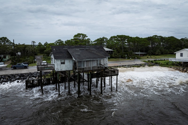 Ombak menghantam tanggul rumah saat Badai Helene menguat sebelum diperkirakan menghantam daratan di Big Bend, Florida, di Eastpoint, Florida, AS, 26 September 2024. Ombak menghantam tanggul rumah saat Badai Helene menguat sebelum diperkirakan menghantam daratan di Big Bend, Florida, di Eastpoint, Florida, AS, 26 September 2024. (REUTERS/Marco Bello)