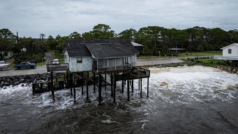 Ombak menghantam tanggul rumah saat Badai Helene menguat sebelum diperkirakan menghantam daratan di Big Bend, Florida, di Eastpoint, Florida, AS, 26 September 2024. (REUTERS/Marco Bello)