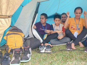 Keceriaan Penyandang Disabilitas Nge-Camp di Tengah Dinginnya Lembang
