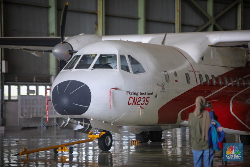 Pesawat NC 212i milik TNI AU yang telah selesai di produksi berada di Hanggar PT Dirgantara Indonesia (PT DI) di Bandung, Jawa Barat, Jumat (27/9/2024). CNBC Indonesia/Faisal Rahman) Pesawat NC 212i milik TNI AU yang telah selesai di produksi berada di Hanggar PT Dirgantara Indonesia (PT DI) di Bandung, Jawa Barat, Jumat (27/9/2024). CNBC Indonesia/Faisal Rahman)