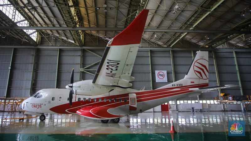 Pesawat NC 212i milik TNI AU yang telah selesai di produksi berada di Hanggar PT Dirgantara Indonesia (PT DI) di Bandung, Jawa Barat, Jumat (27/9/2024). CNBC Indonesia/Faisal Rahman) Pesawat NC 212i milik TNI AU yang telah selesai di produksi berada di Hanggar PT Dirgantara Indonesia (PT DI) di Bandung, Jawa Barat, Jumat (27/9/2024). CNBC Indonesia/Faisal Rahman)