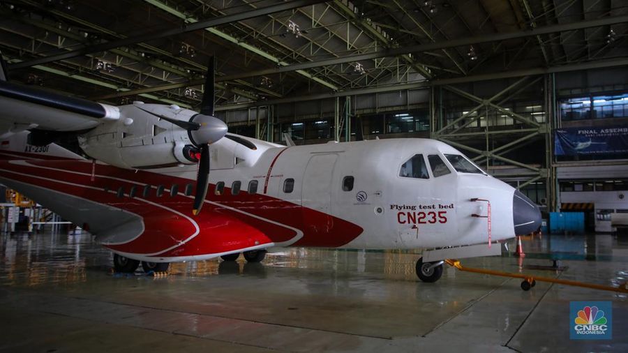 Pesawat CN-235 berada di Hanggar PT Dirgantara Indonesia, Bandung, Jawa Barat, Jumat (27/9/2024). (CNBC Indonesia/Faisal Rahman)