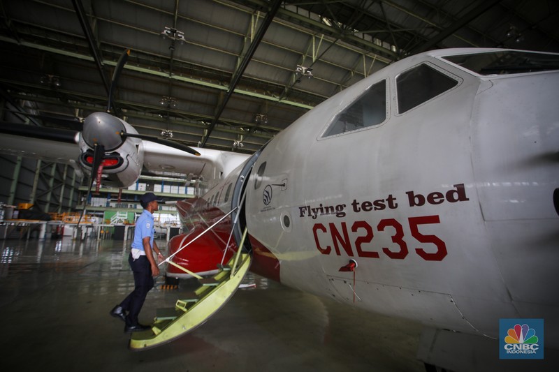 Pesawat NC 212i milik TNI AU yang telah selesai di produksi berada di Hanggar PT Dirgantara Indonesia (PT DI) di Bandung, Jawa Barat, Jumat (27/9/2024). CNBC Indonesia/Faisal Rahman) Pesawat NC 212i milik TNI AU yang telah selesai di produksi berada di Hanggar PT Dirgantara Indonesia (PT DI) di Bandung, Jawa Barat, Jumat (27/9/2024). CNBC Indonesia/Faisal Rahman)