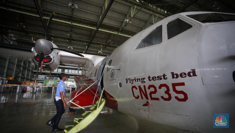 Pesawat NC 212i milik TNI AU yang telah selesai di produksi berada di Hanggar PT Dirgantara Indonesia (PT DI) di Bandung, Jawa Barat, Jumat (27/9/2024). CNBC Indonesia/Faisal Rahman)