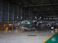 Pesawat NC 212i milik TNI AU yang telah selesai di produksi berada di Hanggar PT Dirgantara Indonesia (PT DI) di Bandung, Jawa Barat, Jumat (27/9/2024).CNBC Indonesia/Faisal Rahman)