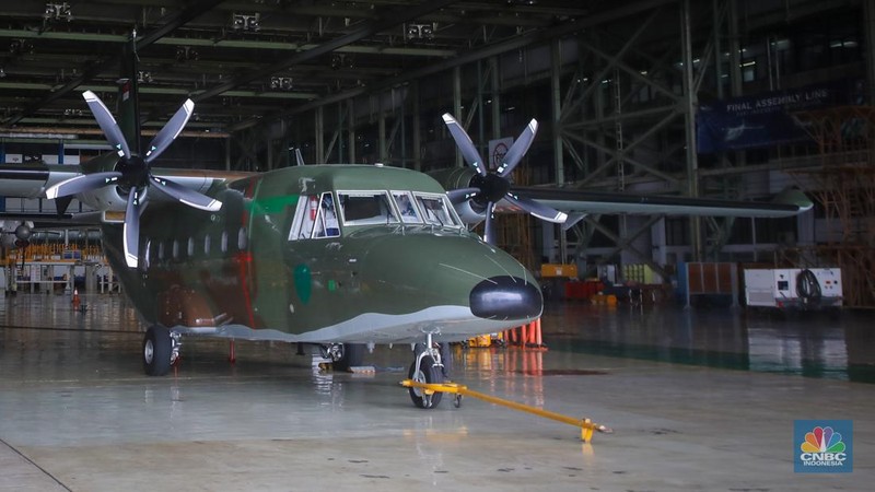 Pesawat NC 212i milik TNI AU yang telah selesai di produksi berada di Hanggar PT Dirgantara Indonesia (PT DI) di Bandung, Jawa Barat, Jumat (27/9/2024). CNBC Indonesia/Faisal Rahman)