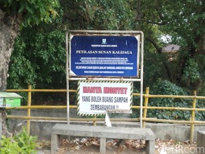 Hanya Monyet yang Boleh Buang Sampah Sembarangan di Sini