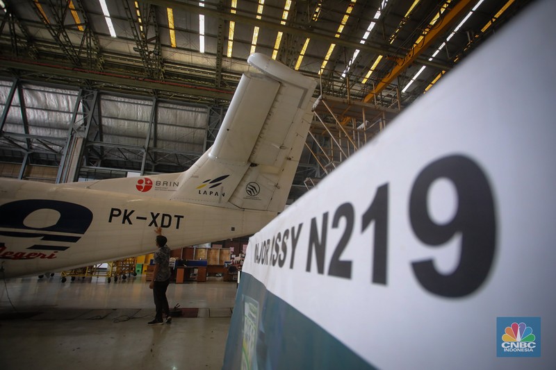 Petugas memeriksa pesawat N-219 Nurtanio yang berada di Hanggar PT Dirgantara Indonesia, Bandung, Jawa Barat, Jumat (27/9/2024). (CNBC Indonesia/Faisal Rahman)