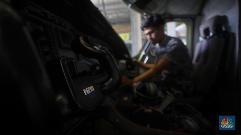 Petugas memeriksa pesawat N-219 Nurtanio yang berada di Hanggar PT Dirgantara Indonesia, Bandung, Jawa Barat, Jumat (27/9/2024). (CNBC Indonesia/Faisal Rahman) Petugas memeriksa pesawat N-219 Nurtanio yang berada di Hanggar PT Dirgantara Indonesia, Bandung, Jawa Barat, Jumat (27/9/2024). (CNBC Indonesia/Faisal Rahman)
