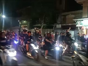 Skuat Persela Disambut Meriah Pendukungnya Usai Pulang Tur di Papua