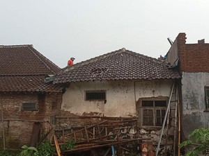 Hujan Disertai Angin Kencang Rusak Puluhan Rumah di Malang