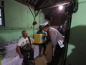 Warga Kurang Mampu di Kota Batu Diberi Bansos di HUT Lalu Lintas