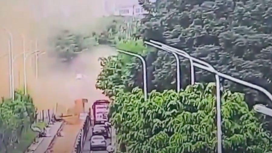 Sebuah pipa pembuangan septic tank di Zona Teknologi Tinggi Nanning, China meledak pada Selasa (24/9). (Tangkapan layar X)