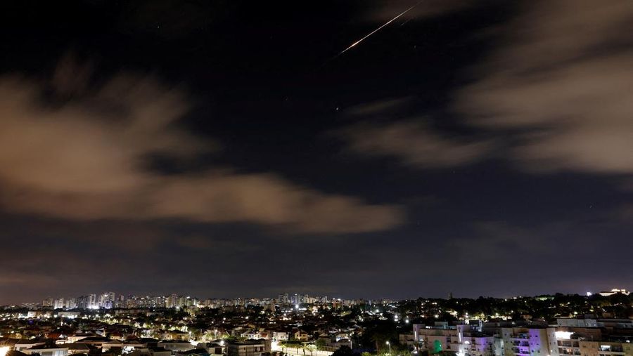 Sebuah rudal permukaan-ke-permukaan yang diluncurkan dari Yaman menuju Israel dicegat oleh sistem Arrow Israel di luar wilayah Israel menurut militer Israel, seperti yang terlihat dari Ashkelon, Israel, 27 September 2024. (REUTERS/Amir Cohen)