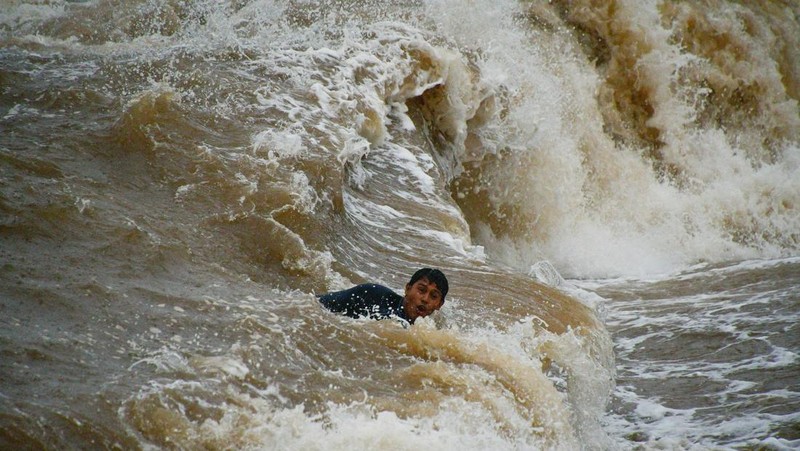 Ombak menerjang restoran-restoran di pantai saat Badai Tropis John bersiap menjadi badai lagi, menerjang kembali masyarakat di sepanjang pantai Pasifik, di Acapulco, Meksiko, 25 September 2024. (REUTERS/Javier Verdin)