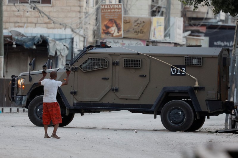 Kendaraan militer dengan laser melintas selama serangan Israel di Jenin, di Tepi Barat yang diduduki Israel, 25 September 2024. Kendaraan militer dengan laser melintas selama serangan Israel di Jenin, di Tepi Barat yang diduduki Israel, 25 September 2024. (REUTERS/Raneen Sawafta)