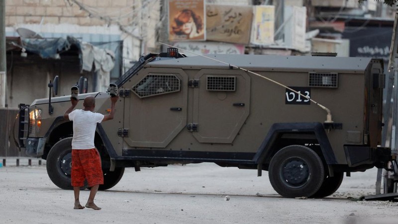 Kendaraan militer dengan laser melintas selama serangan Israel di Jenin, di Tepi Barat yang diduduki Israel, 25 September 2024. (REUTERS/Raneen Sawafta)