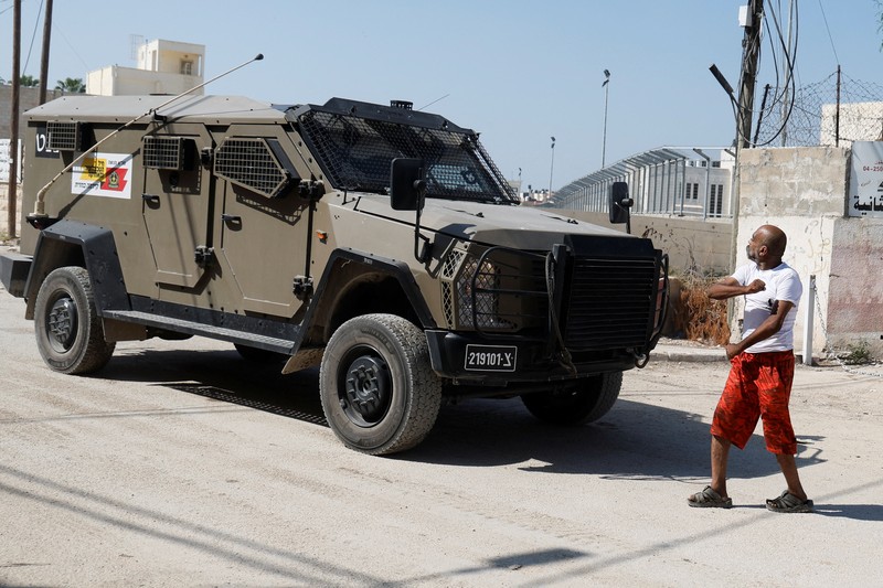 Kendaraan militer dengan laser melintas selama serangan Israel di Jenin, di Tepi Barat yang diduduki Israel, 25 September 2024. Kendaraan militer dengan laser melintas selama serangan Israel di Jenin, di Tepi Barat yang diduduki Israel, 25 September 2024. (REUTERS/Raneen Sawafta)