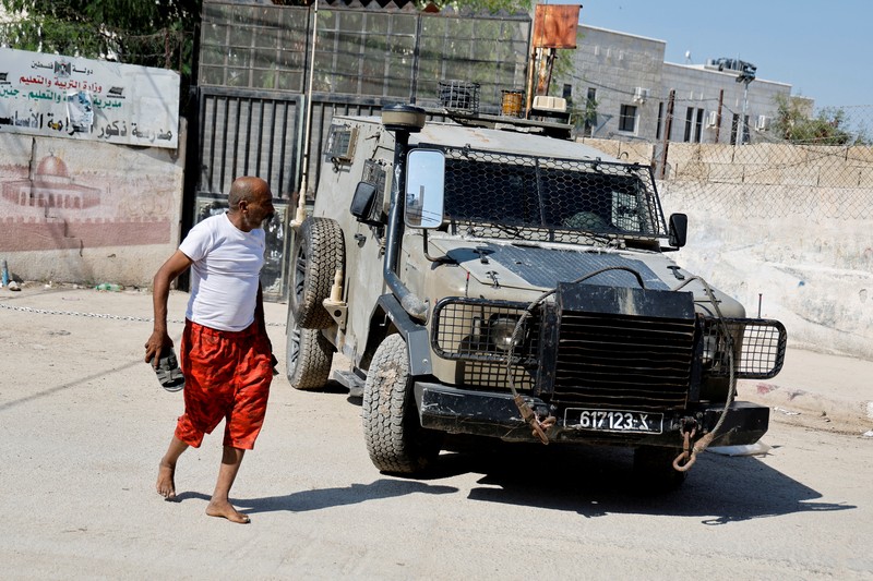 Kendaraan militer dengan laser melintas selama serangan Israel di Jenin, di Tepi Barat yang diduduki Israel, 25 September 2024. (REUTERS/Raneen Sawafta)