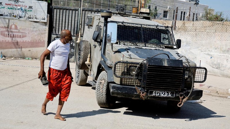 Kendaraan militer dengan laser melintas selama serangan Israel di Jenin, di Tepi Barat yang diduduki Israel, 25 September 2024. (REUTERS/Raneen Sawafta)