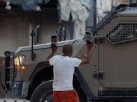 Cuma Modal Sandal! Potret Pria Gaza Nekat Adang Tank Israel