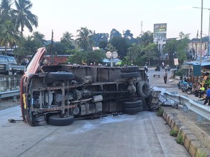Truk Terguling di Jalur Tol Serua Ciputat, Muatan Hebel Berserakan