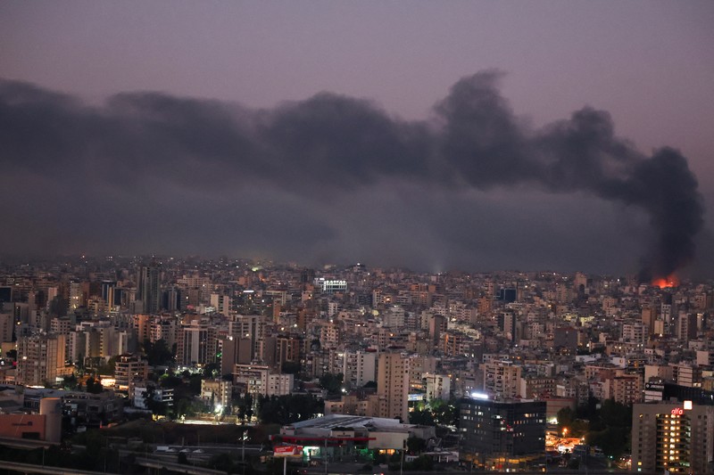 Asap mengepul menyusul serangan Israel di pinggiran selatan Beirut, di tengah permusuhan yang sedang berlangsung antara Hizbullah dan pasukan Israel, seperti yang terlihat dari Sin El Fil, Lebanon, 28 September 2024. (REUTERS/Mohamed Azakir)