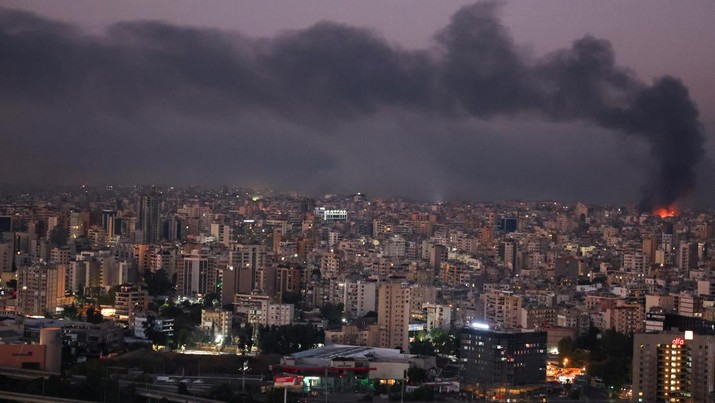 Asap mengepul di pinggiran selatan Beirut, di tengah permusuhan yang sedang berlangsung antara Hizbullah dan pasukan Israel, seperti yang terlihat dari Sin El Fil, Lebanon, 28 September 2024. (REUTERS/Mohamed Azakir)